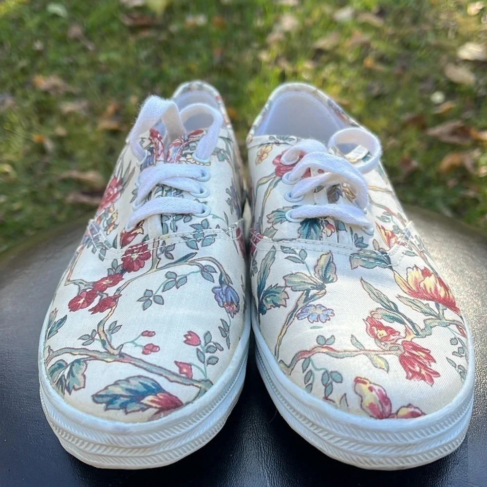 Golo vintage lace up sneakers white with floral pattern women’s size 6